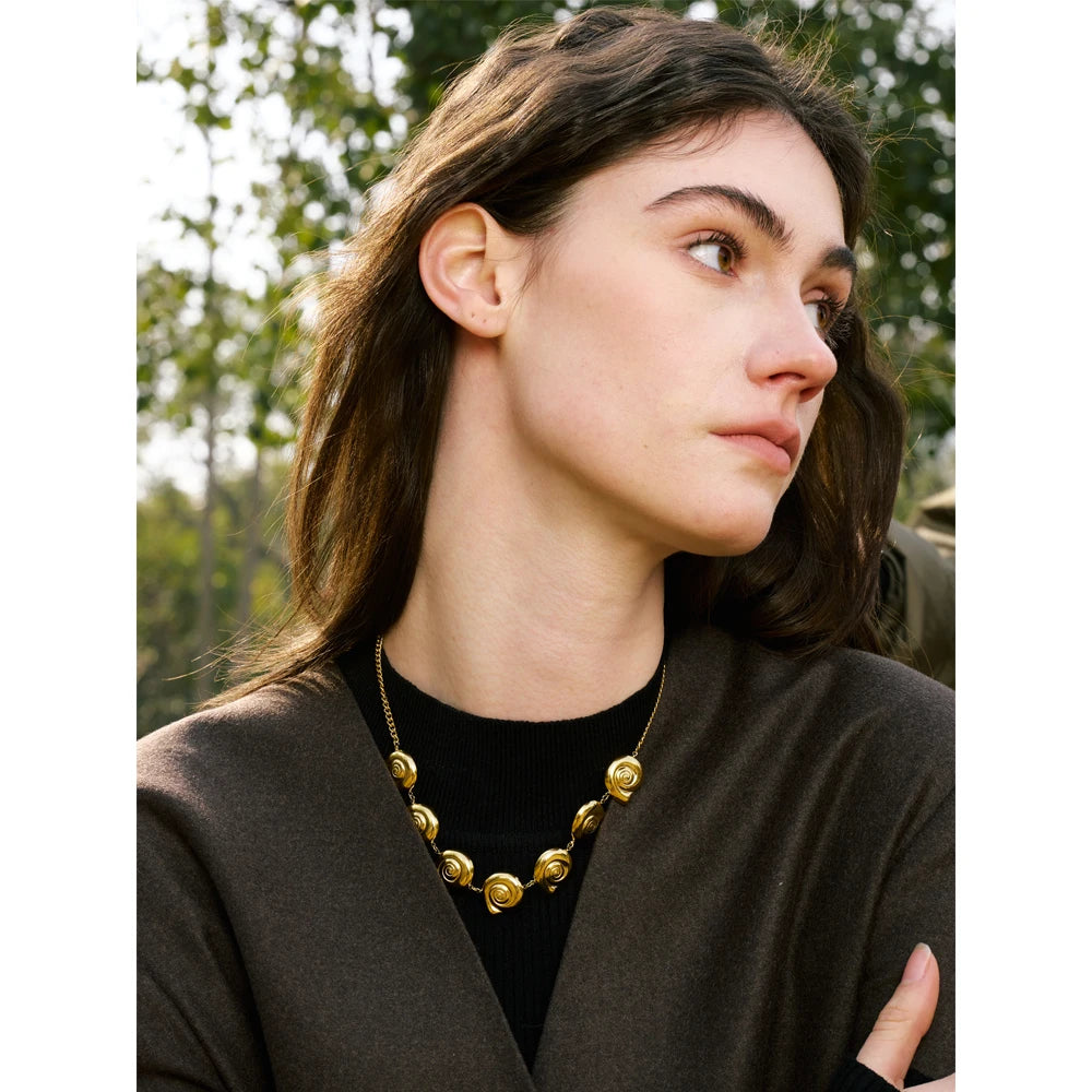 Shell geometric chain necklace in gold-plated stainless steel with shell.
