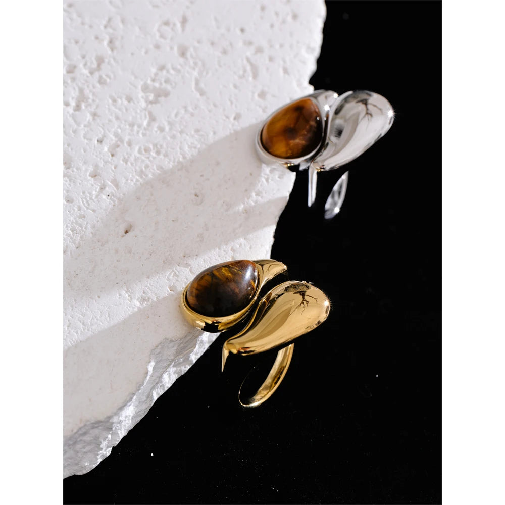 Natural stone geometric ring in gold-plated 316L stainless steel with natural stone.