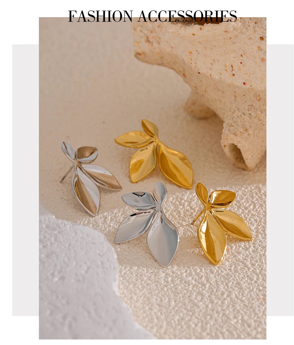 Flower geometric earrings in gold-plated stainless steel.