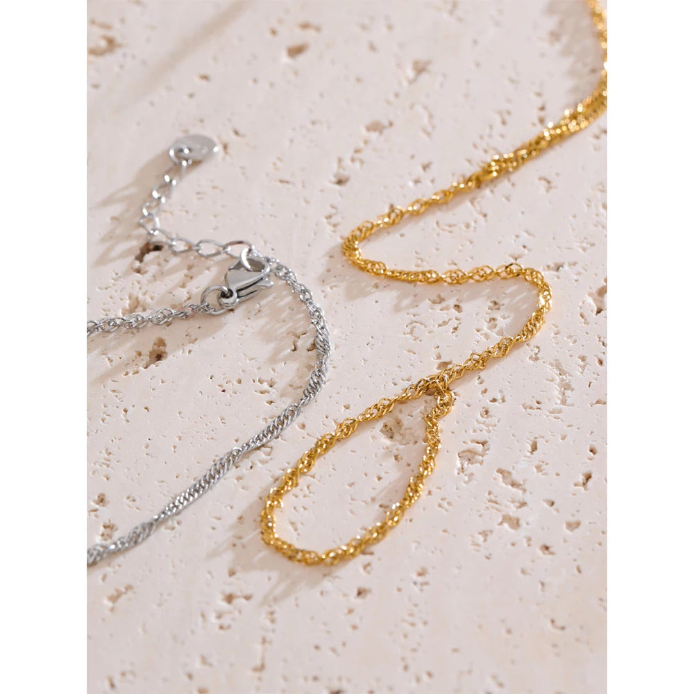 Minimalist geometric chain necklace in gold-plated stainless steel.