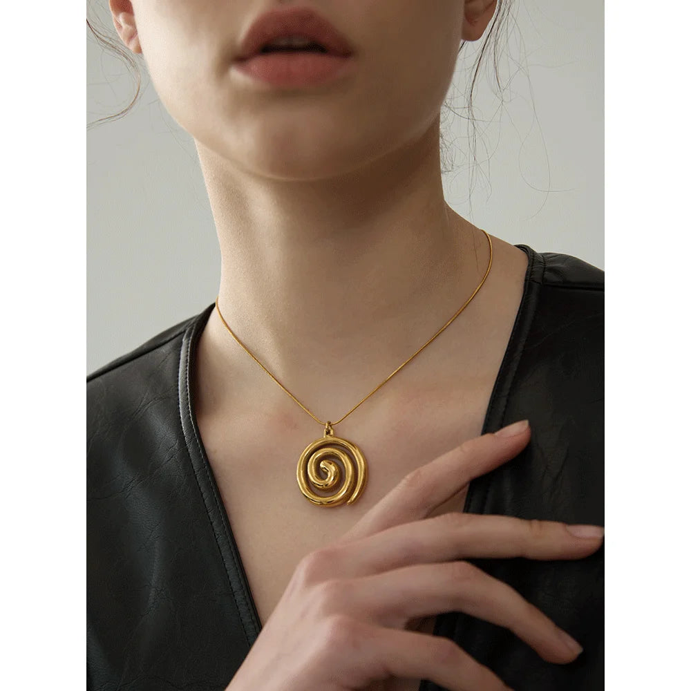 Geometric necklace in gold-plated stainless steel.