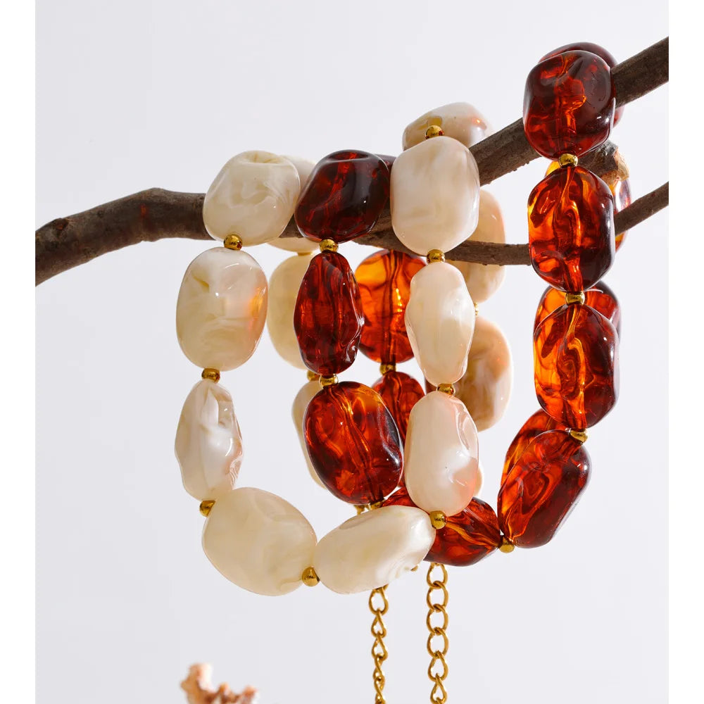 Amber resin acrylic necklace in gold-plated stainless steel with resin and acrylic.