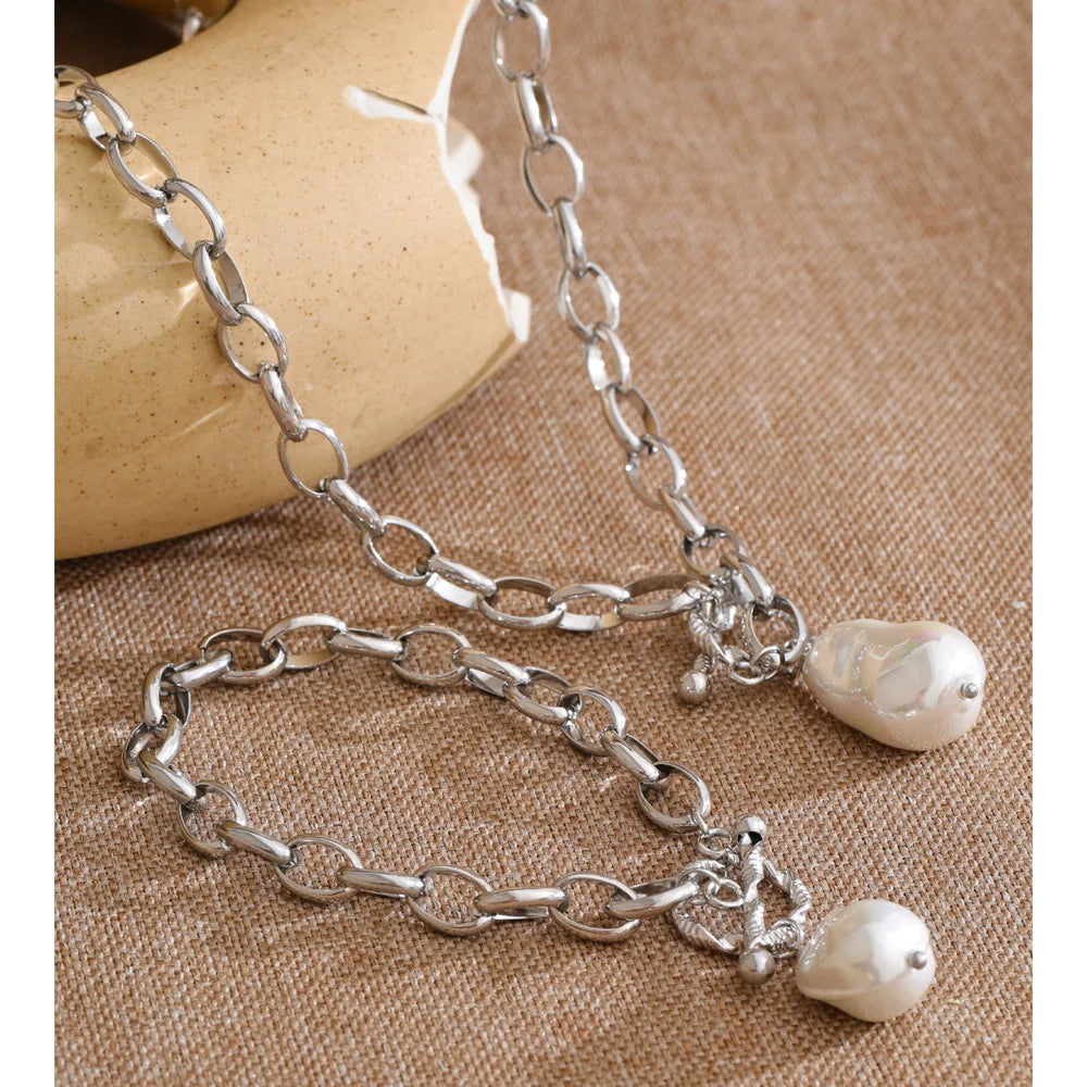 Pearl geometric necklace in gold-plated stainless steel with pearl.