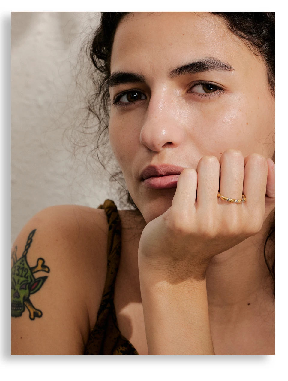 Minimalist geometric ring in 18K gold-plated stainless steel.