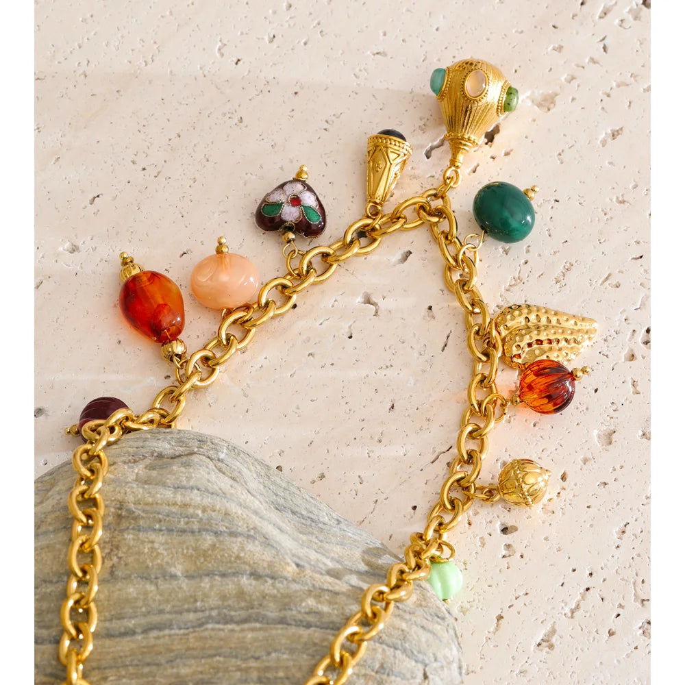 Resin heart geometric necklace in gold-plated stainless steel with resin.