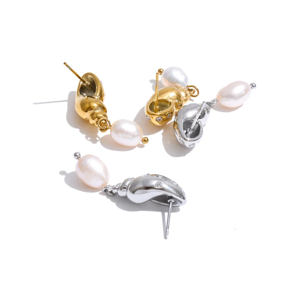 Cubic zirconia freshwater pearl geometric earrings in gold-plated stainless steel with freshwater pearl and cubic zirconia.