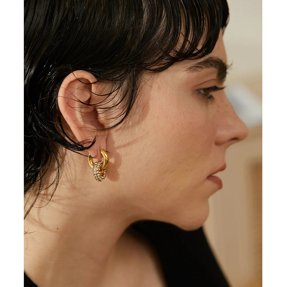 Cubic zirconia geometric earrings in 18K gold-plated stainless steel with cubic zirconia.