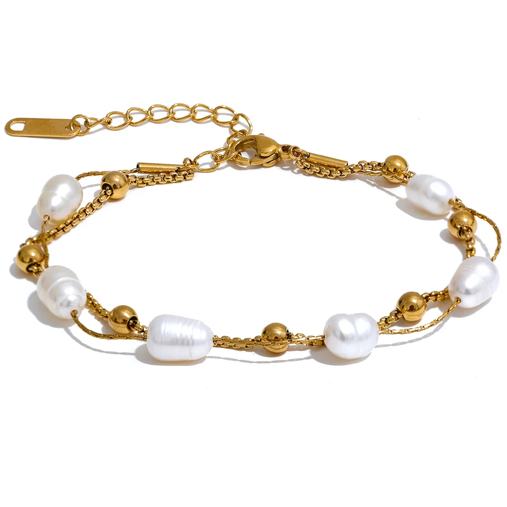 Freshwater pearl geometric chain necklace in gold-plated stainless steel with freshwater pearl.