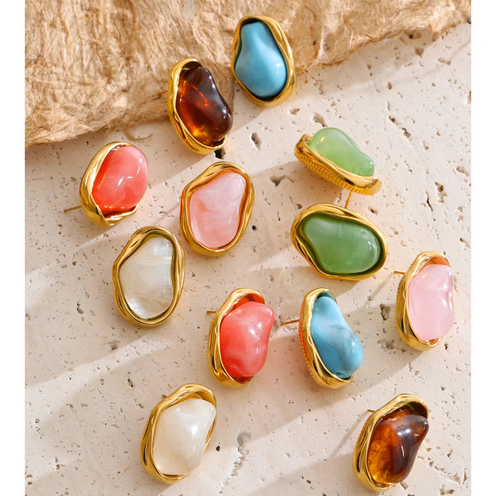 Resin acrylic geometric earrings in gold-plated stainless steel with resin and acrylic.