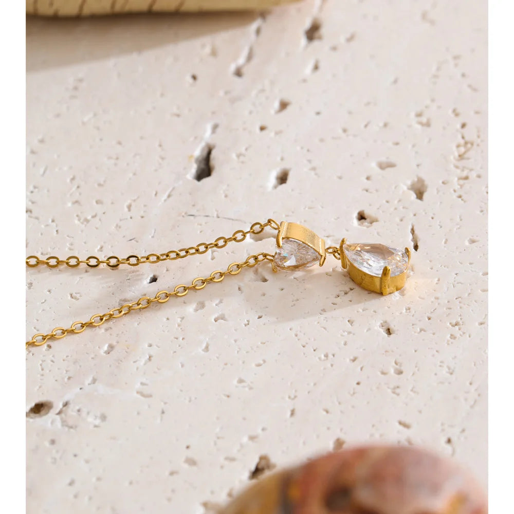 Cubic zirconia heart necklace in gold-plated stainless steel with cubic zirconia.