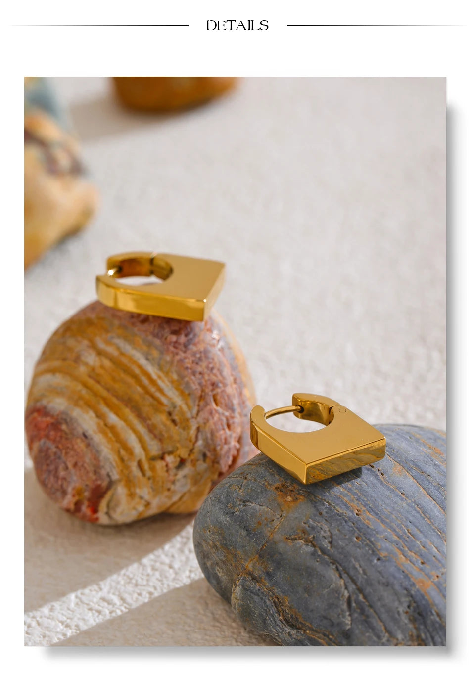 Geometric earrings in gold-plated stainless steel.