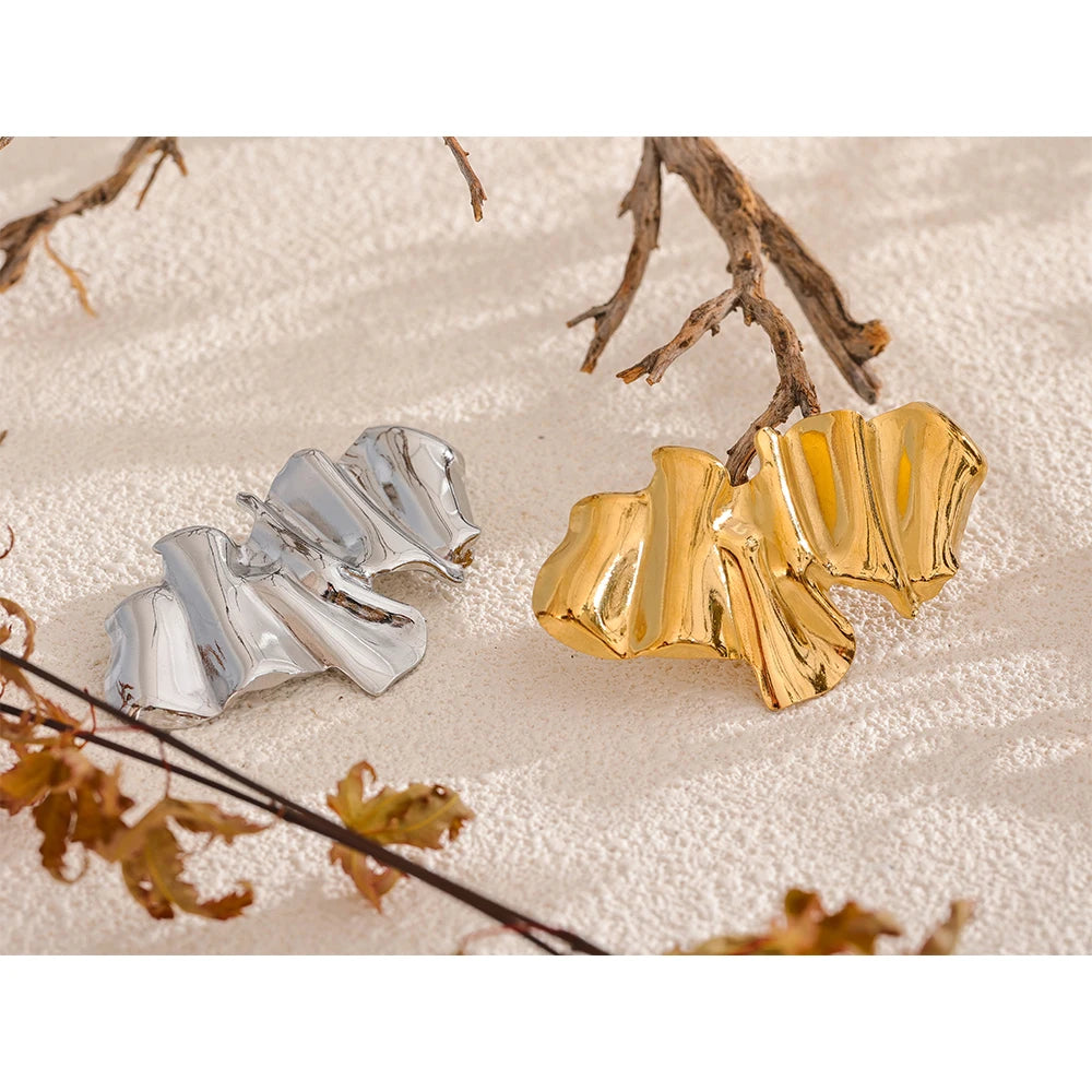 Geometric brooch in 18K gold-plated stainless steel.