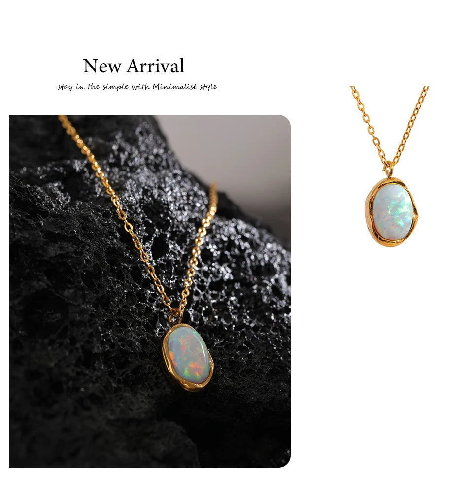 Natural stone minimalist geometric necklace in gold-plated stainless steel with natural stone.
