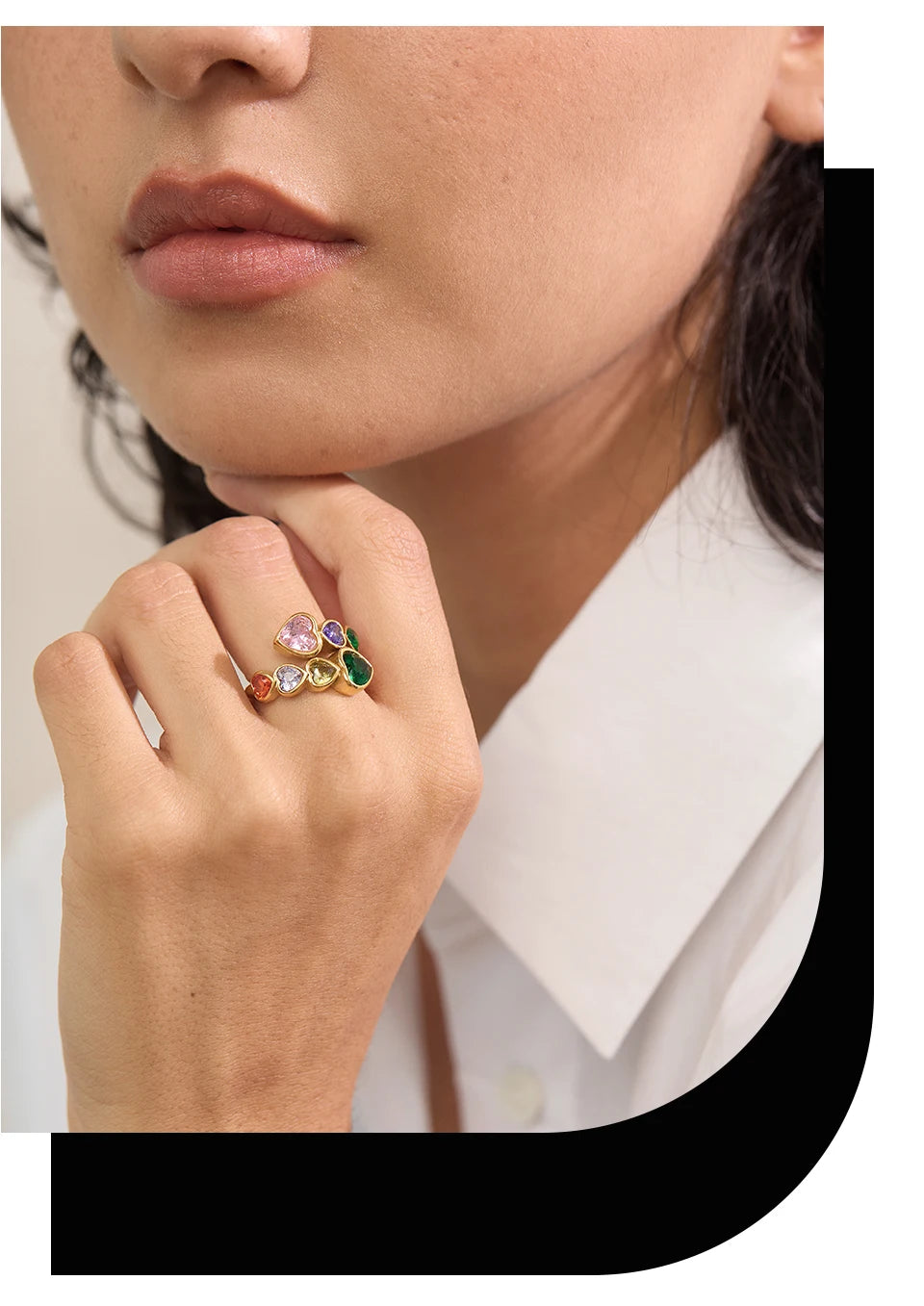 Cubic zirconia heart ring in 18K gold-plated stainless steel with cubic zirconia.