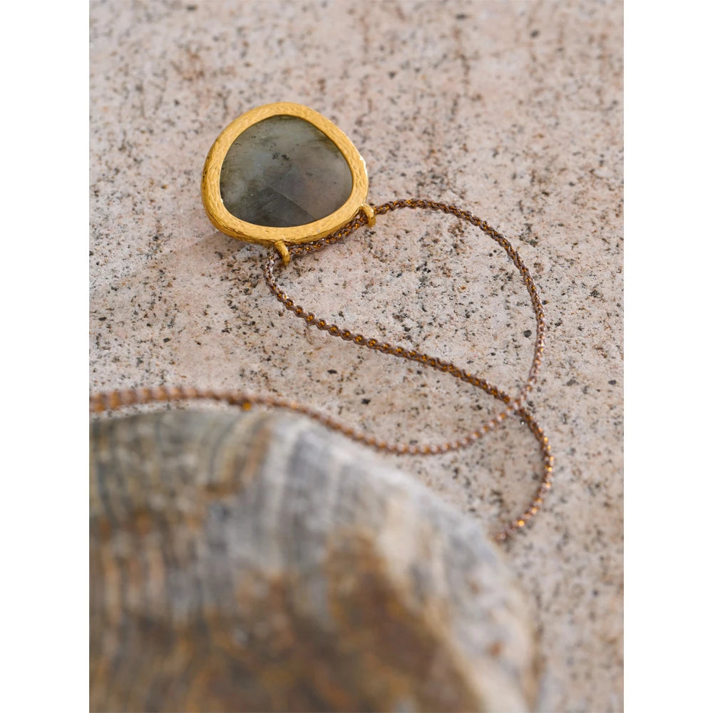 Natural stone geometric necklace in gold-plated stainless steel with natural stone.