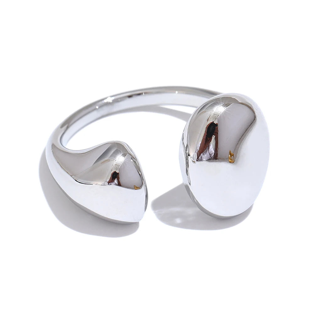 Minimalist geometric ring in gold-plated stainless steel.