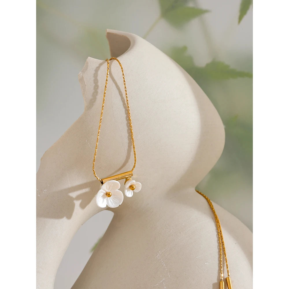 Shell resin flower necklace in gold-plated stainless steel with shell and resin.