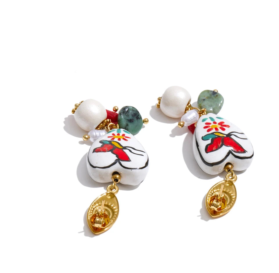 Pearl natural stone heart earrings in gold-plated stainless steel with pearl and natural stone.
