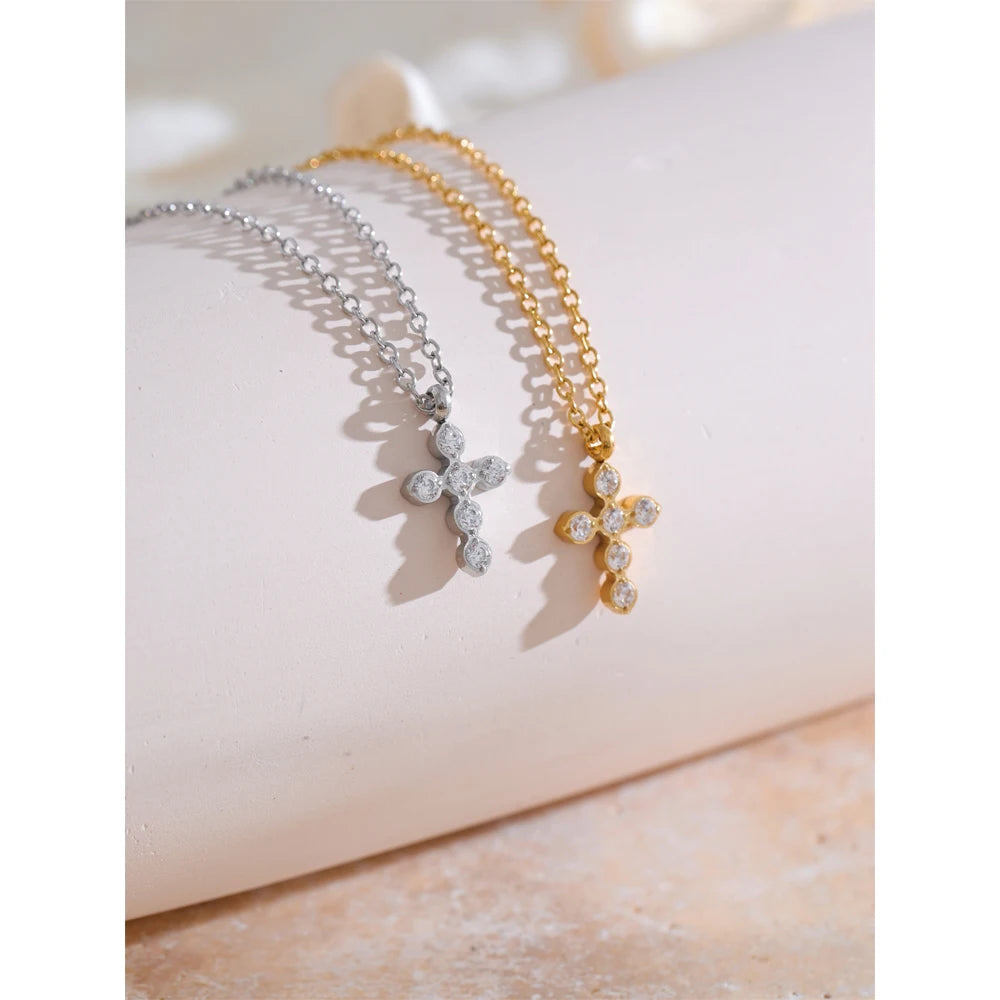 Cubic zirconia cross geometric necklace in gold-plated stainless steel with cubic zirconia.
