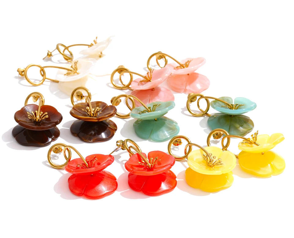 Resin acrylic flower earrings in gold-plated stainless steel with resin and acrylic.