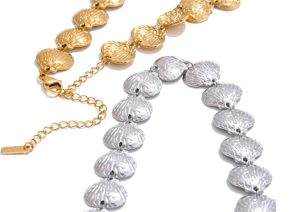 Shell hammered geometric necklace in gold-plated stainless steel with shell.
