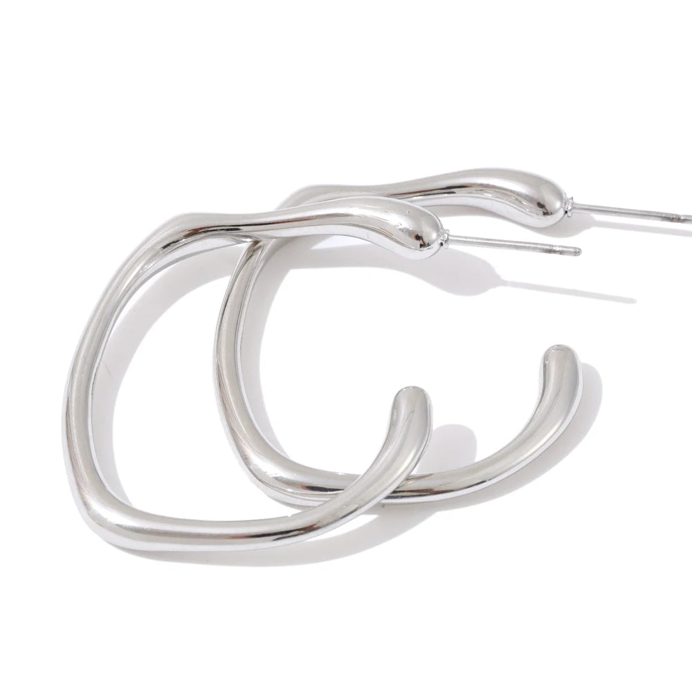 Minimalist geometric earrings in gold-plated stainless steel.