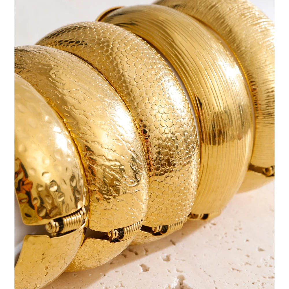 Hammered geometric bracelet in gold-plated stainless steel.