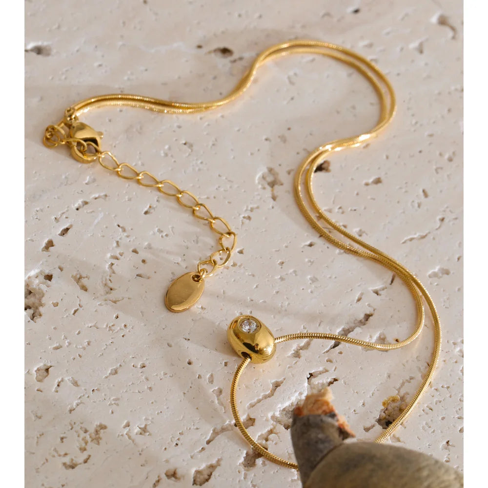 Cubic zirconia geometric necklace in gold-plated stainless steel with cubic zirconia.