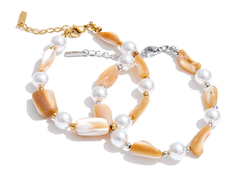 Pearl resin beaded necklace in gold-plated stainless steel with pearl and resin.