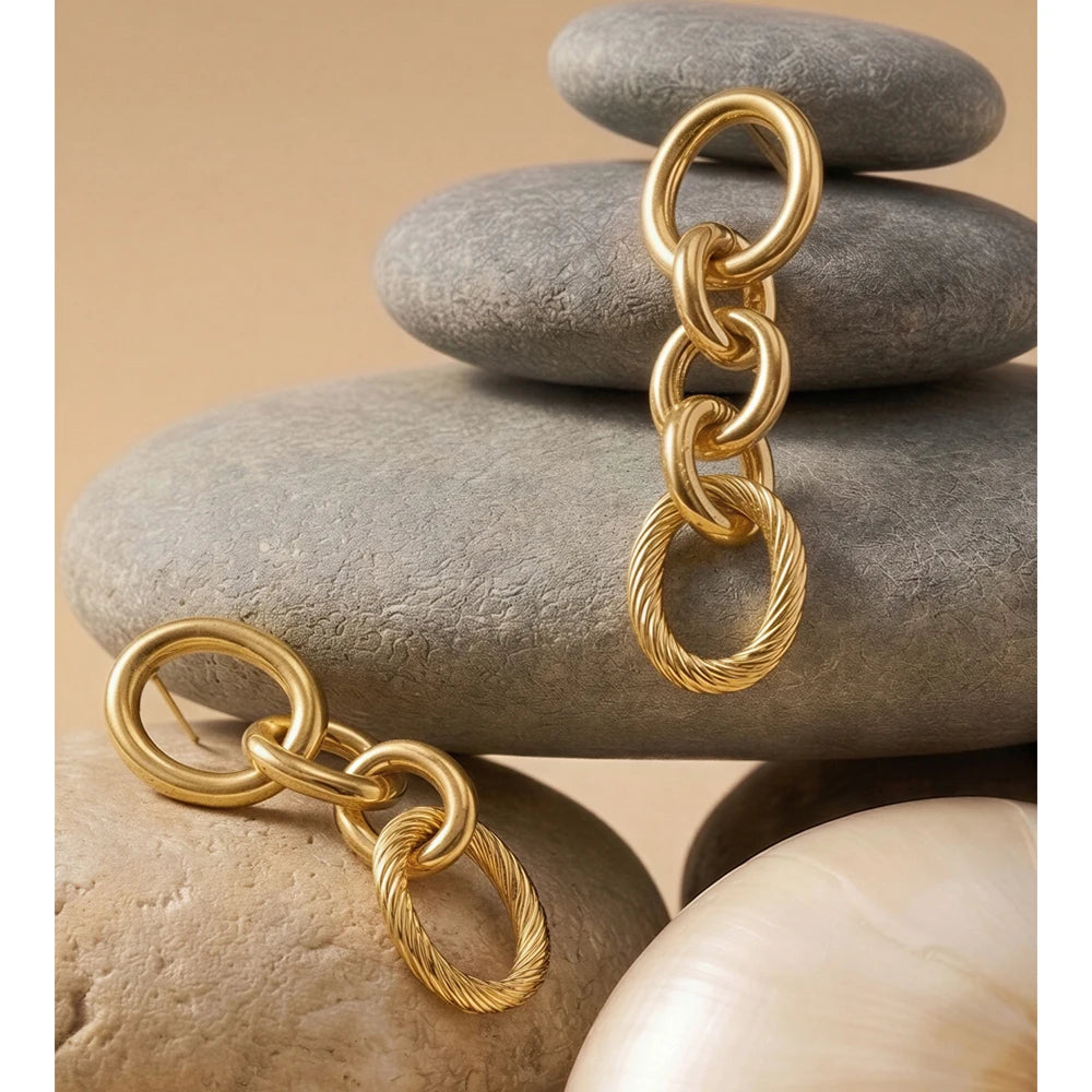 Geometric layered earrings in gold-plated stainless steel.