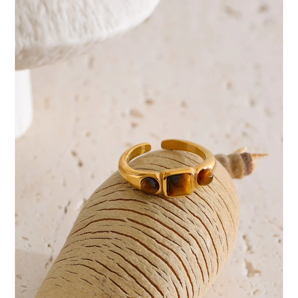 Natural stone geometric ring in 18K gold-plated stainless steel with natural stone.