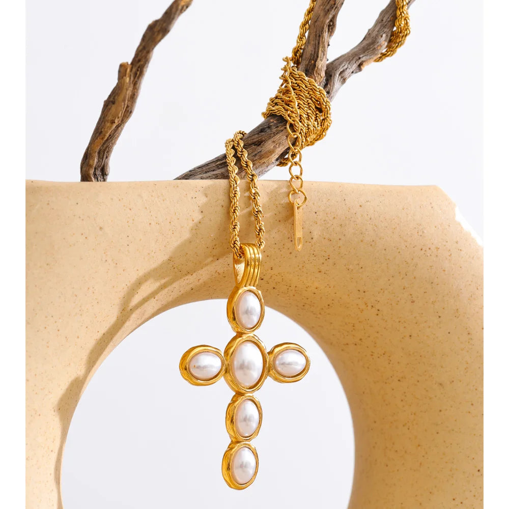 Pearl cross necklace in gold-plated stainless steel with pearl.