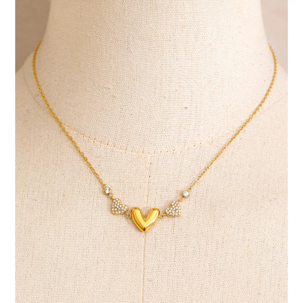 Cubic zirconia heart necklace in gold-plated stainless steel with cubic zirconia.