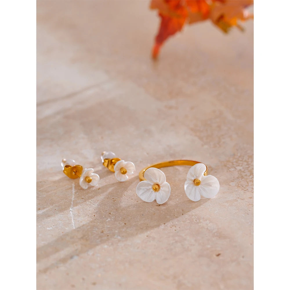 Resin flower earrings in gold-plated stainless steel with resin.