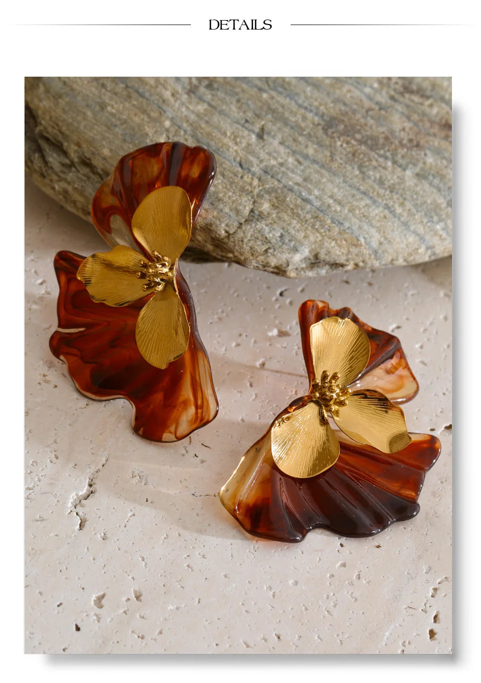 Green resin flower earrings in gold-plated stainless steel with resin.