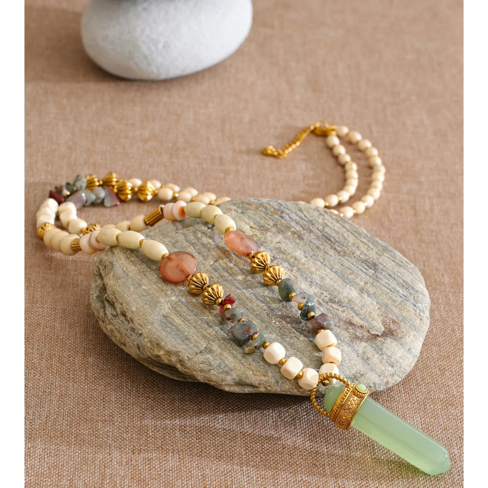 Resin acrylic natural stone necklace in gold-plated stainless steel with natural stone and resin.
