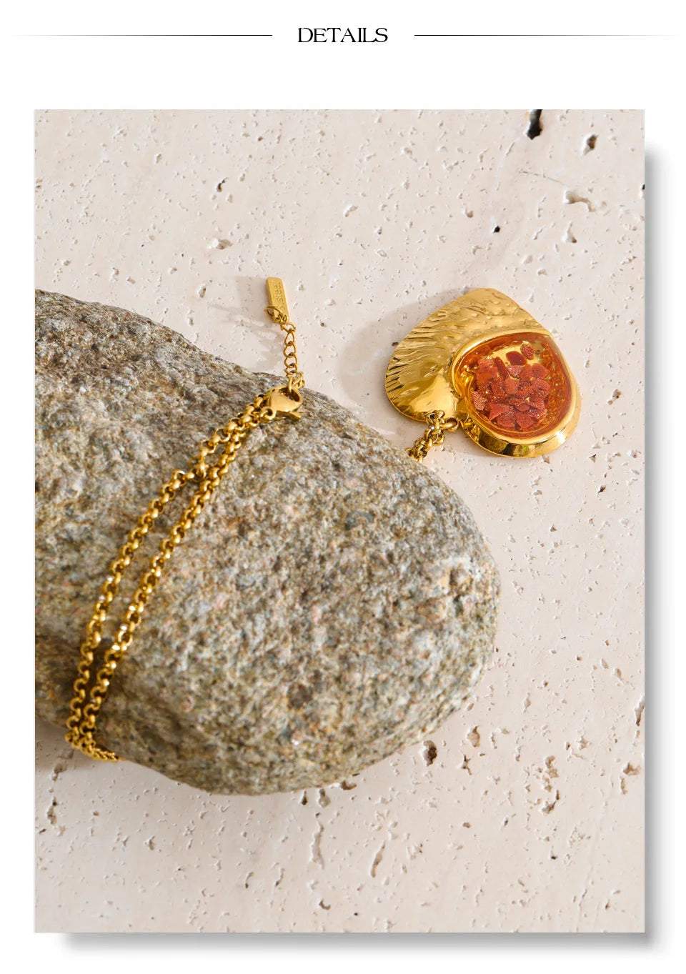 Resin heart necklace in gold-plated stainless steel with resin.