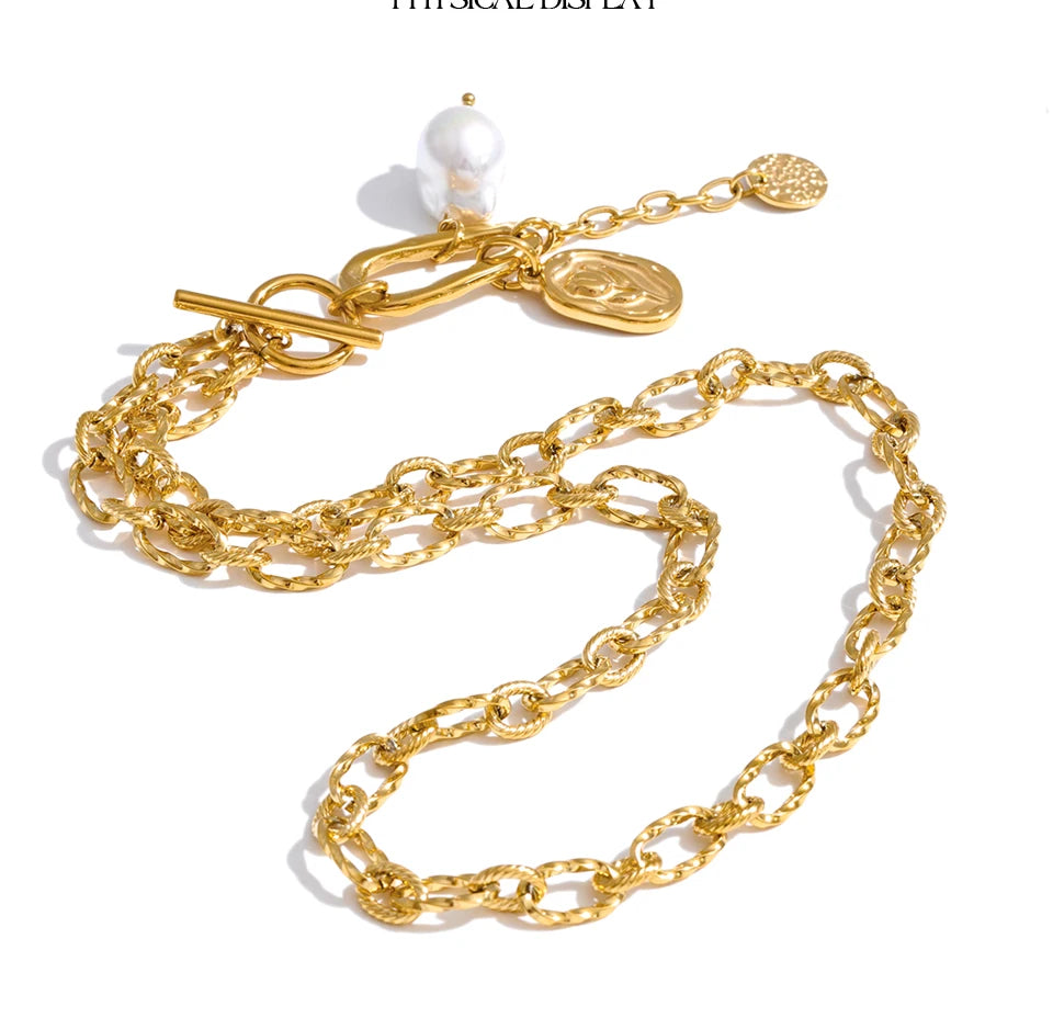 Pearl flower geometric necklace in gold-plated stainless steel with pearl.