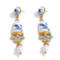 Pearl resin flower earrings in gold-plated stainless steel with pearl and resin.