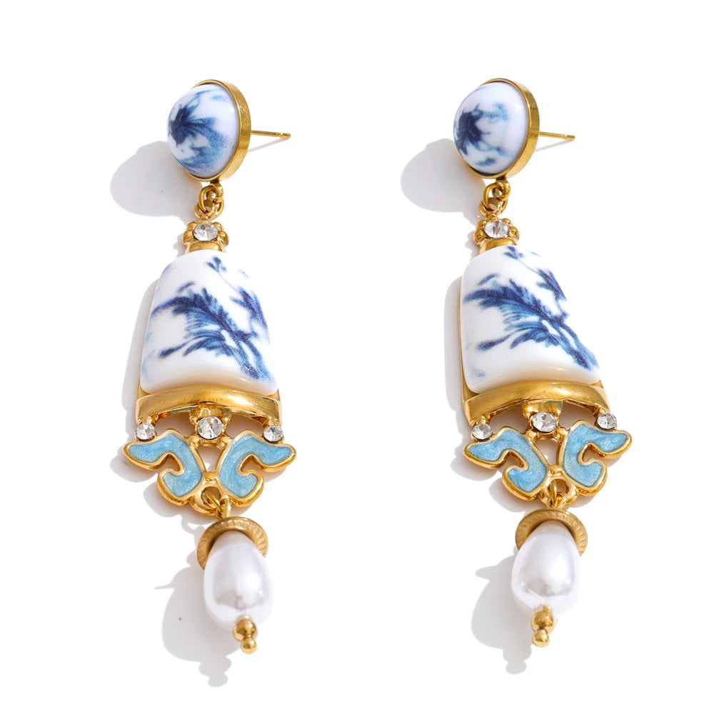 Pearl resin flower earrings in gold-plated stainless steel with pearl and resin.