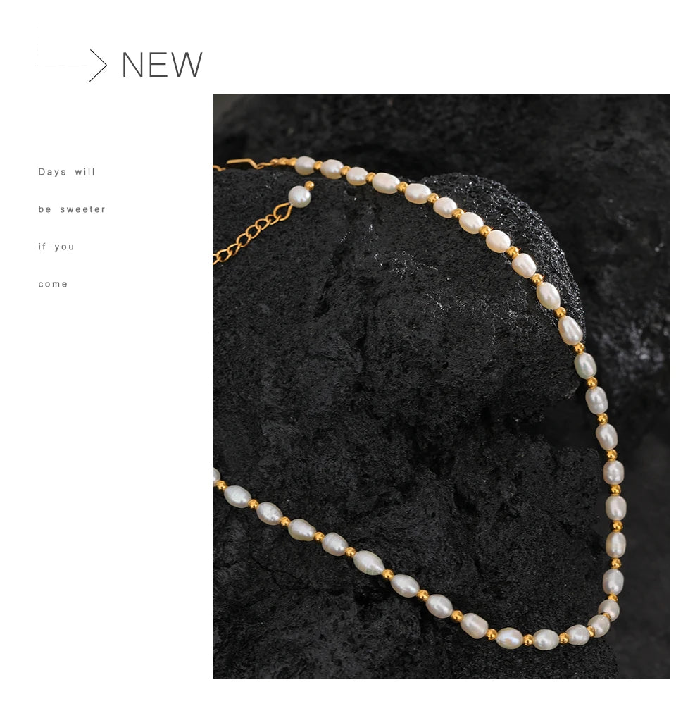 Freshwater pearl geometric necklace in gold-plated stainless steel with freshwater pearl.