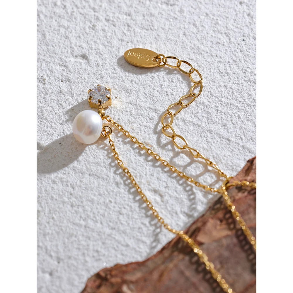 Cubic zirconia pearl geometric necklace in gold-plated stainless steel with pearl and cubic zirconia.