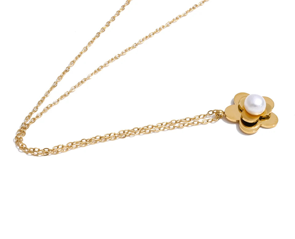 Pearl flower necklace in gold-plated stainless steel with pearl.