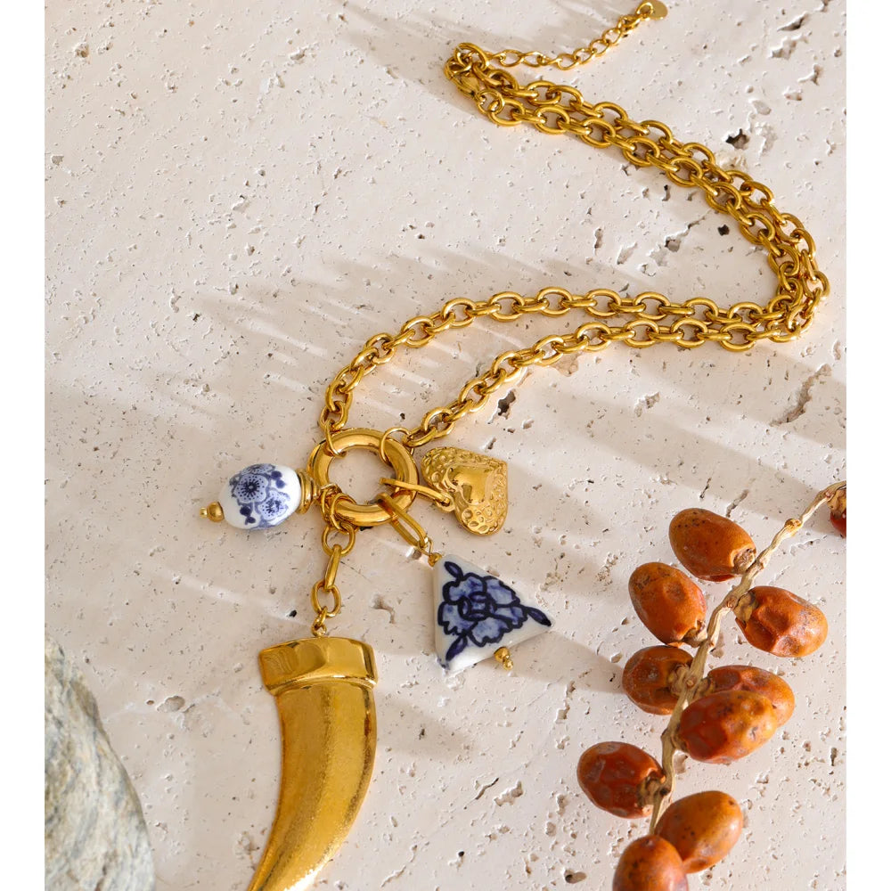 Heart geometric necklace in gold-plated stainless steel.