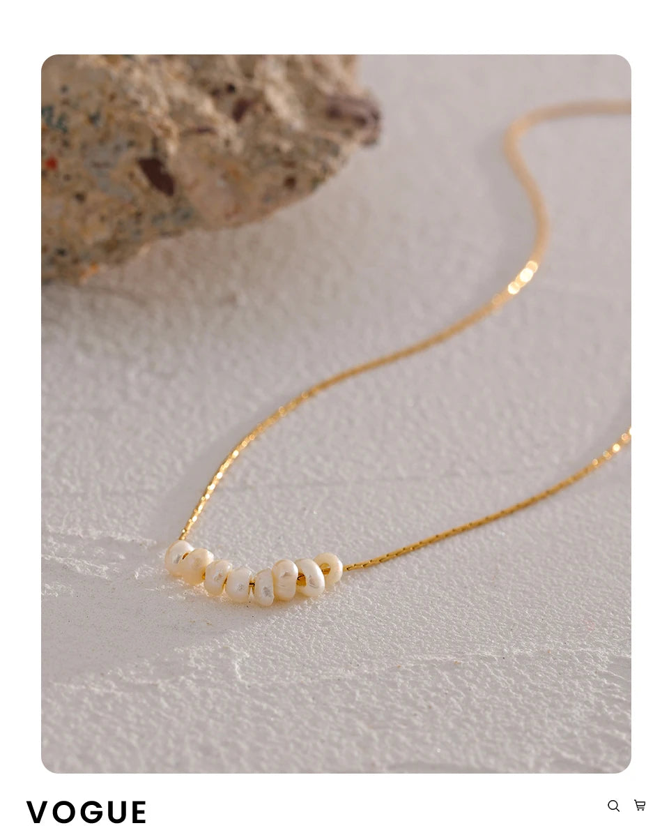 Freshwater pearl geometric necklace in gold-plated stainless steel with freshwater pearl.