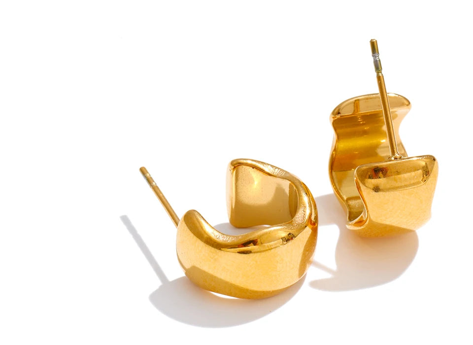 Geometric earrings in gold-plated stainless steel.