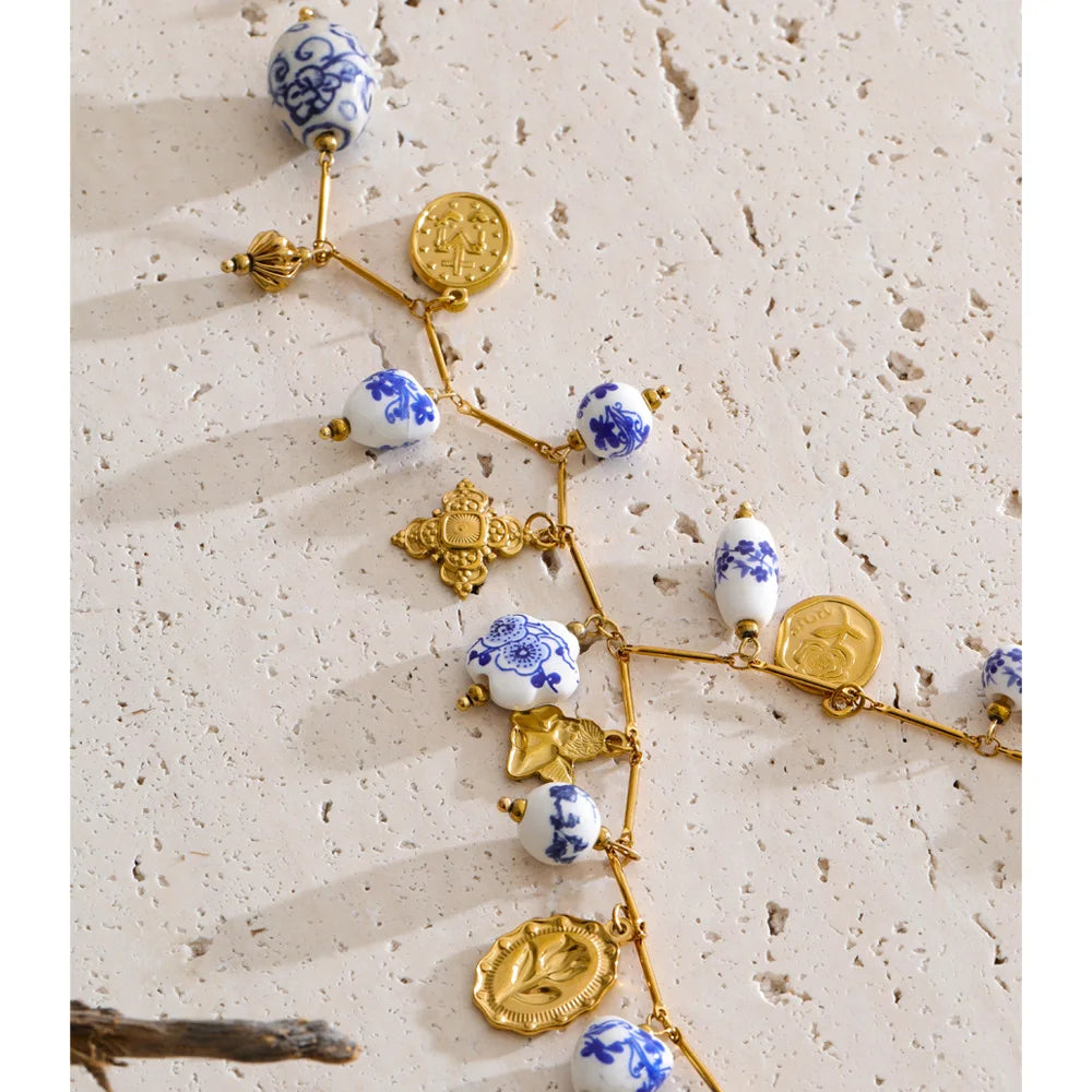 Heart flower necklace in gold-plated stainless steel.