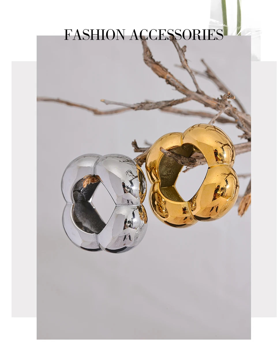 Flower geometric ring in 18K gold-plated 316L stainless steel.