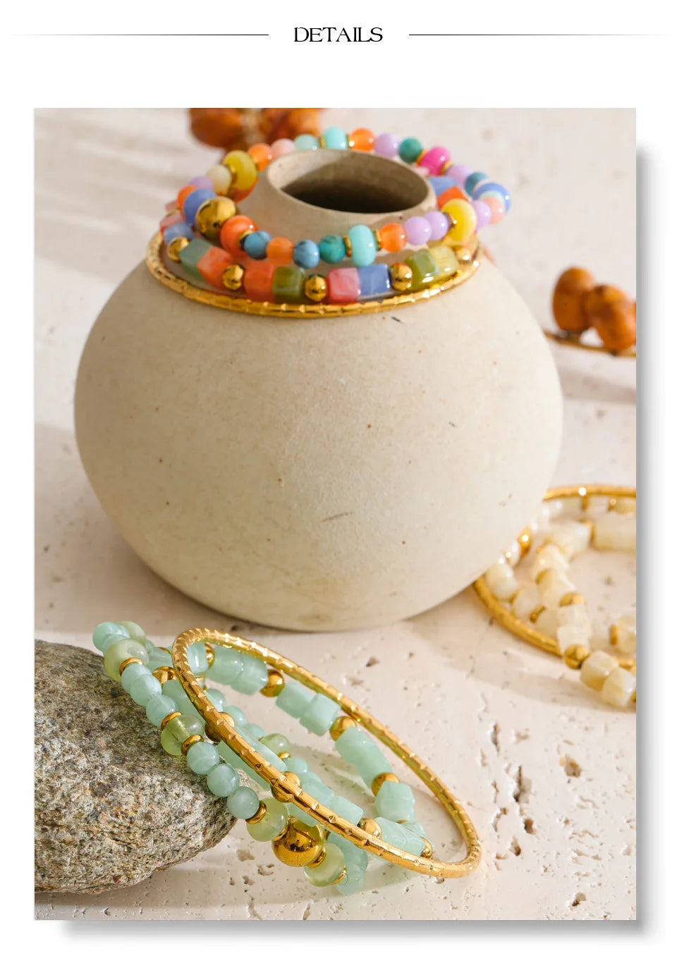 Resin acrylic beaded bracelet in gold-plated stainless steel with resin and acrylic.