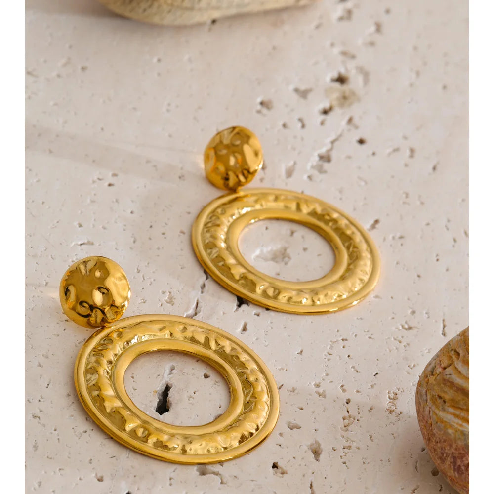 Geometric earrings in gold-plated stainless steel.
